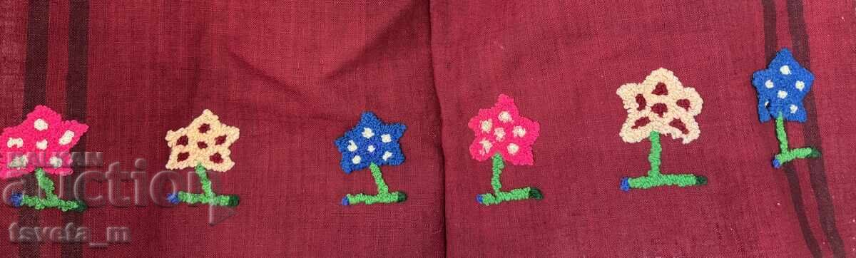 Παράδοση Γυναικεία ποδιά με κεντημένο σχέδιο, παραδοσιακή φορεσιά