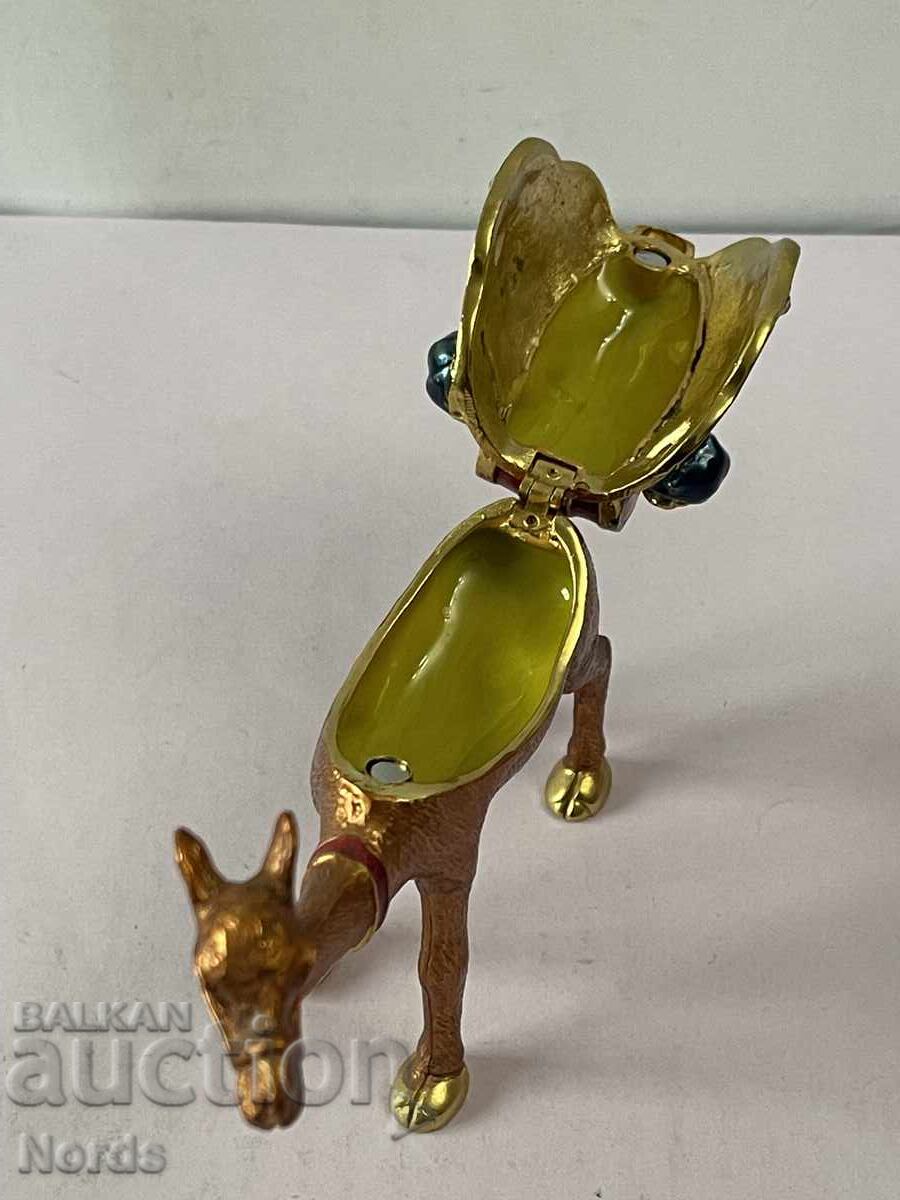 Доставка на Метална бижутерка камила