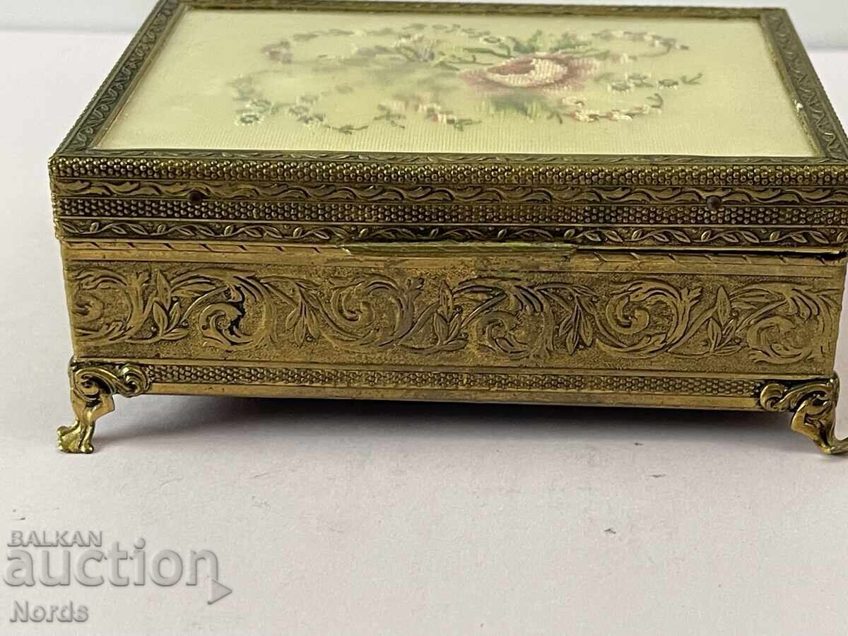 Vintage metal jewelry box with price 20.88 BGN | € 10.68