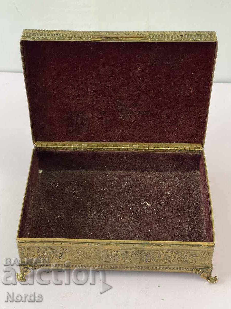 Delivery of Vintage metal jewelry box