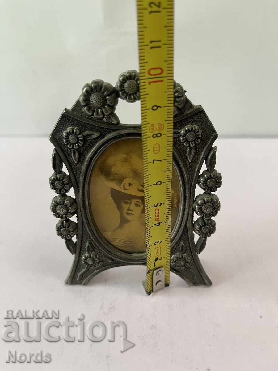 Auction Vintage metal photo frame Auction Vintage metal photo frame