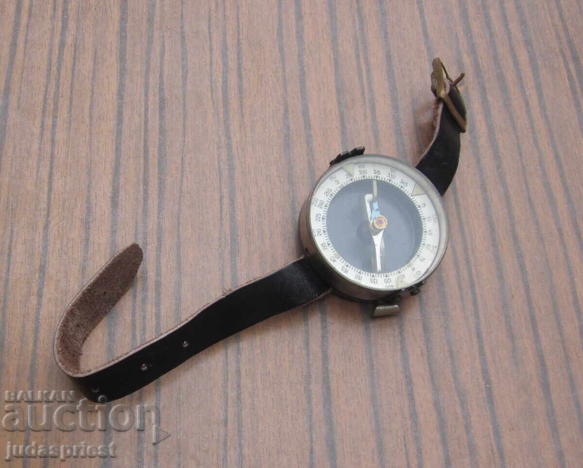 Παλιός Βουλγαρικός στρατιωτικός χειροκίνητος πυξίδα από την κομμουνιστική εποχή Παλιός Βουλγαρικός στρατιωτικός χειροκίνητος πυξίδα από την κομμουνιστική εποχή
