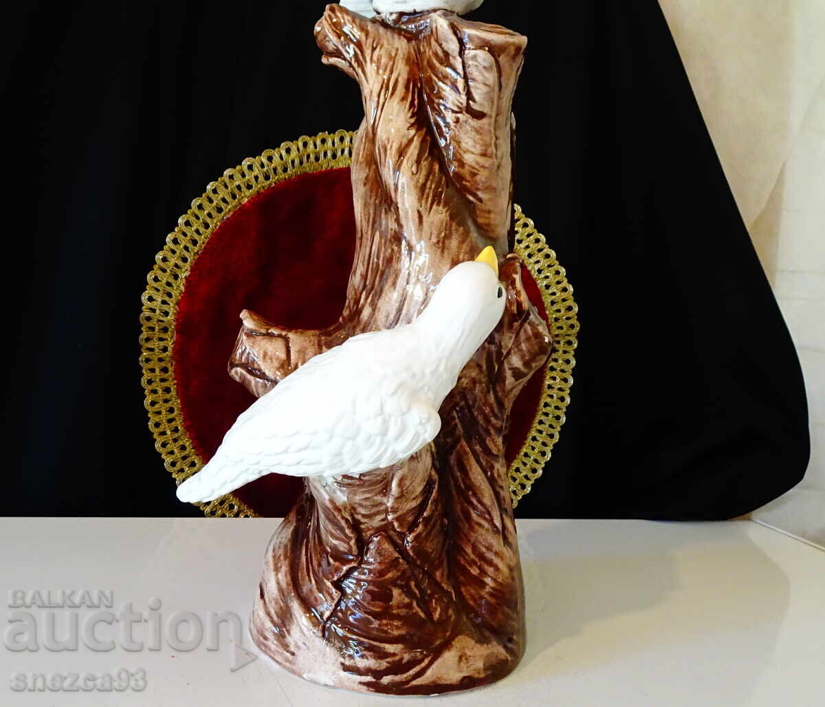 Аукцион Порцеланова статуетка Гълъби,бутилка за вино,Bassano. Аукцион Порцеланова статуетка Гълъби,бутилка за вино,Bassano.