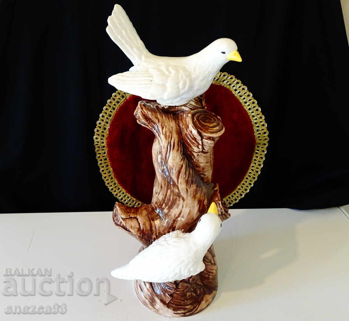 Порцеланова статуетка Гълъби,бутилка за вино,Bassano. Порцеланова статуетка Гълъби,бутилка за вино,Bassano.