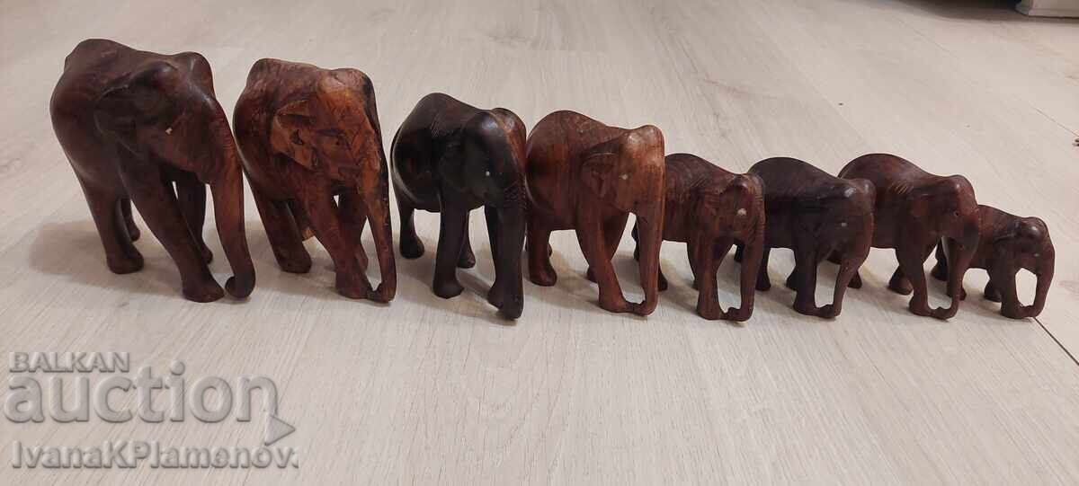 Wooden elephant figurines, 8 pieces, excellent condition Wooden elephant figurines, 8 pieces, excellent condition