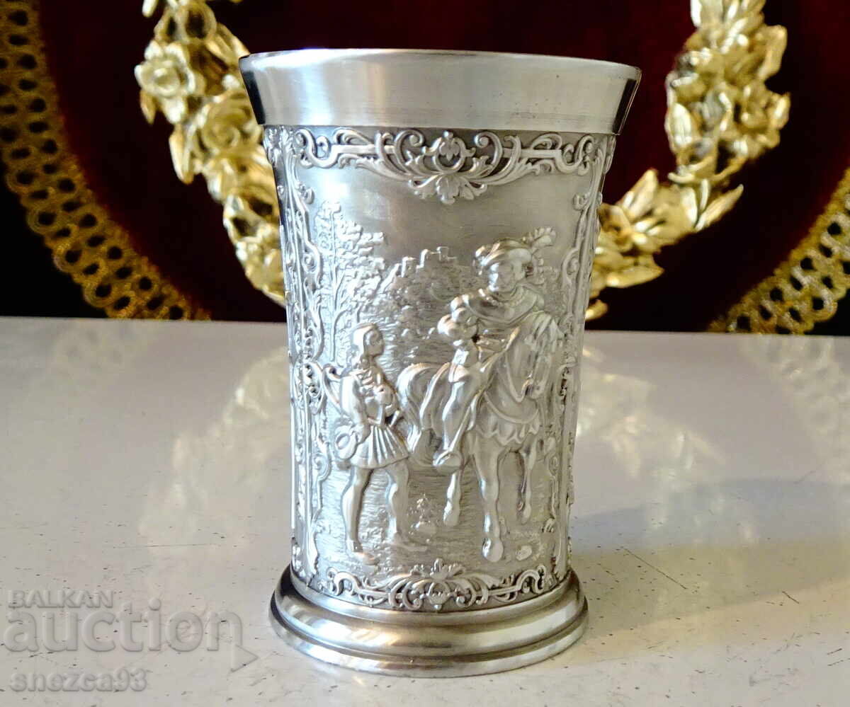 Калаена чаша за ракия,рицар,оръженосец,алебарди.