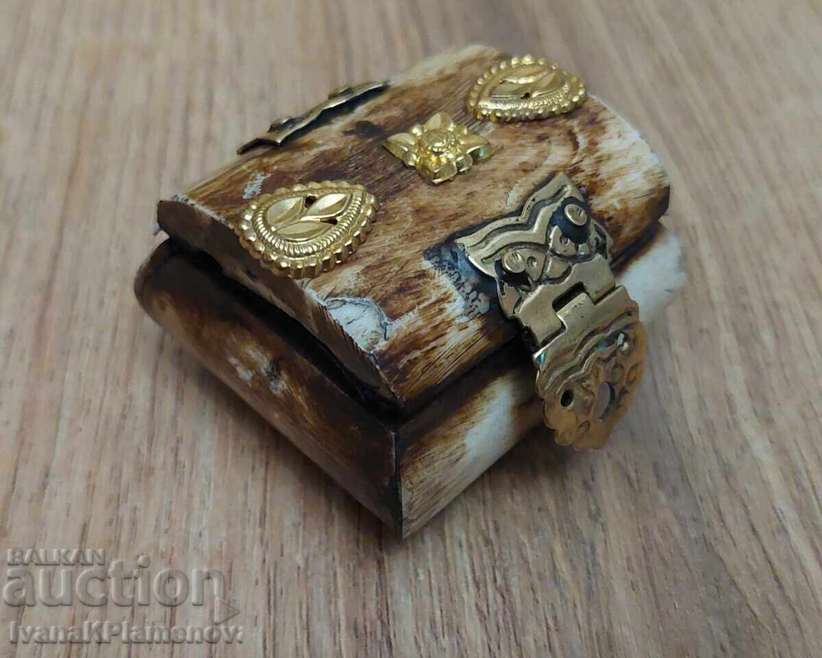 Κουτί από κόκκαλο για γνώστες με τιμή 25.00 BGN | € 12.78