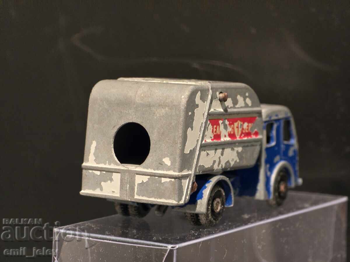 Delivery of Matchbox Lesney No.15C Tippax Refuse Collector 1963-1968