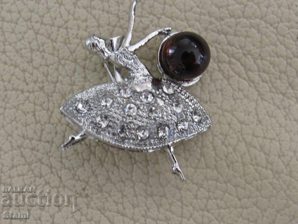 Доставка на Брошка-балерина от първокласен балтийски кехлибар