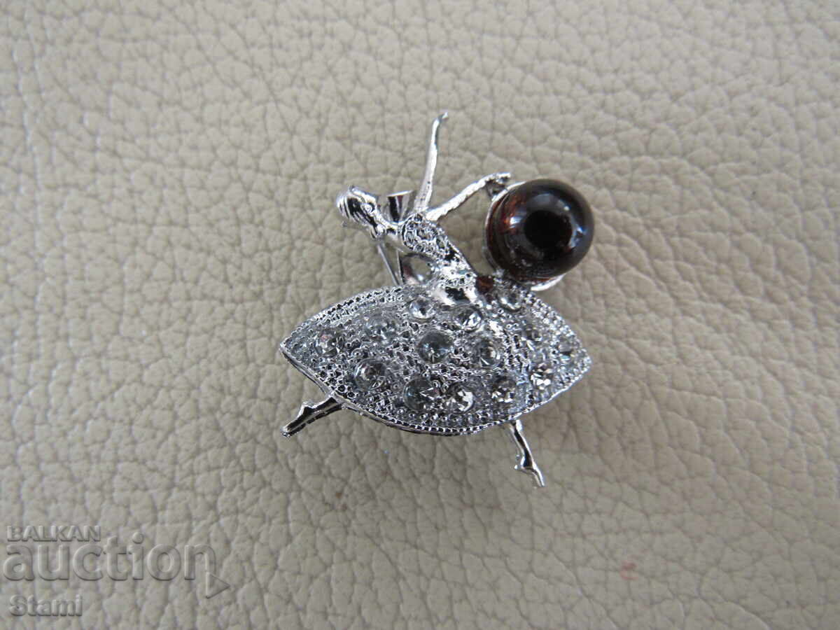 Брошка-балерина от първокласен балтийски кехлибар