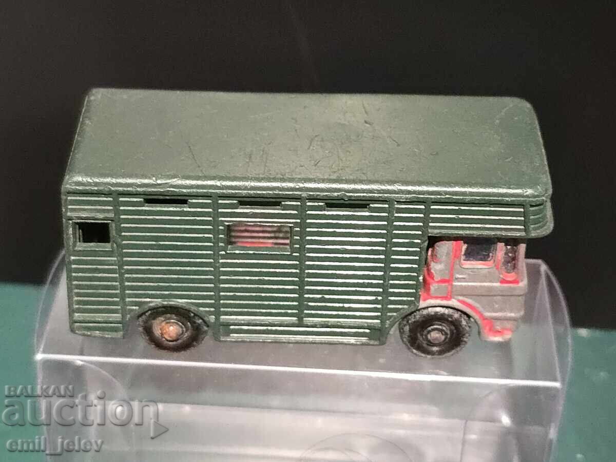 Delivery of Matchbox Lesney No. 17E AEC Horse Box 1969