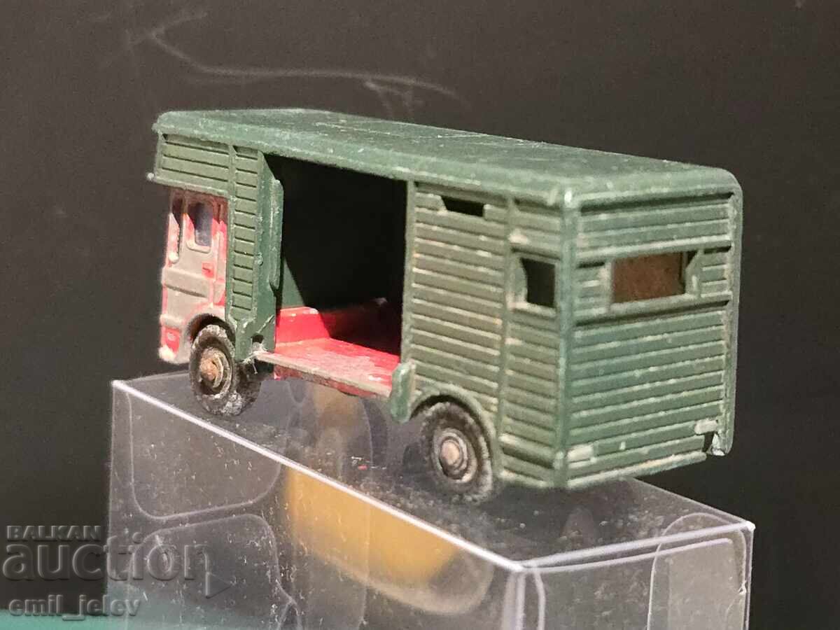 Matchbox Lesney No. 17E AEC Horse Box 1969 - 5