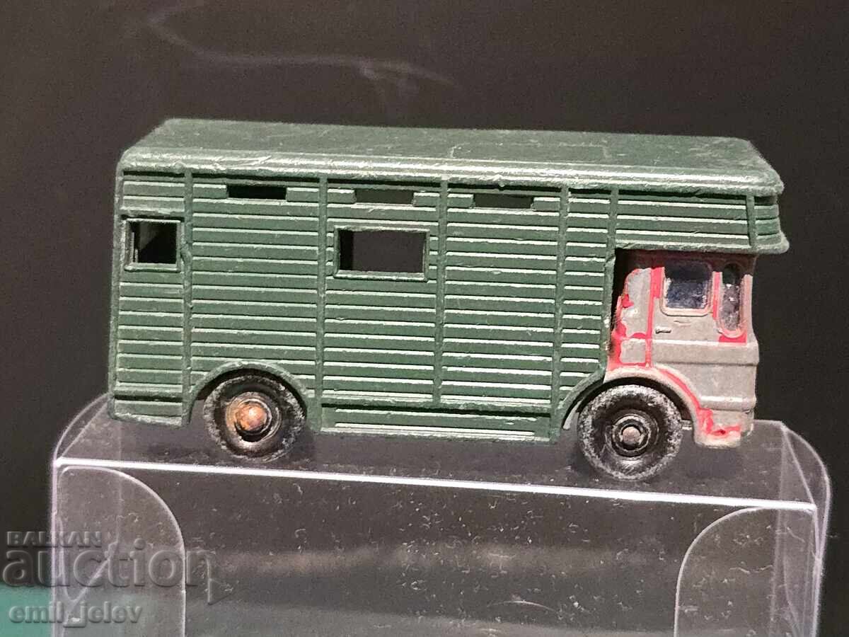 Matchbox Lesney No. 17E AEC Horse Box 1969