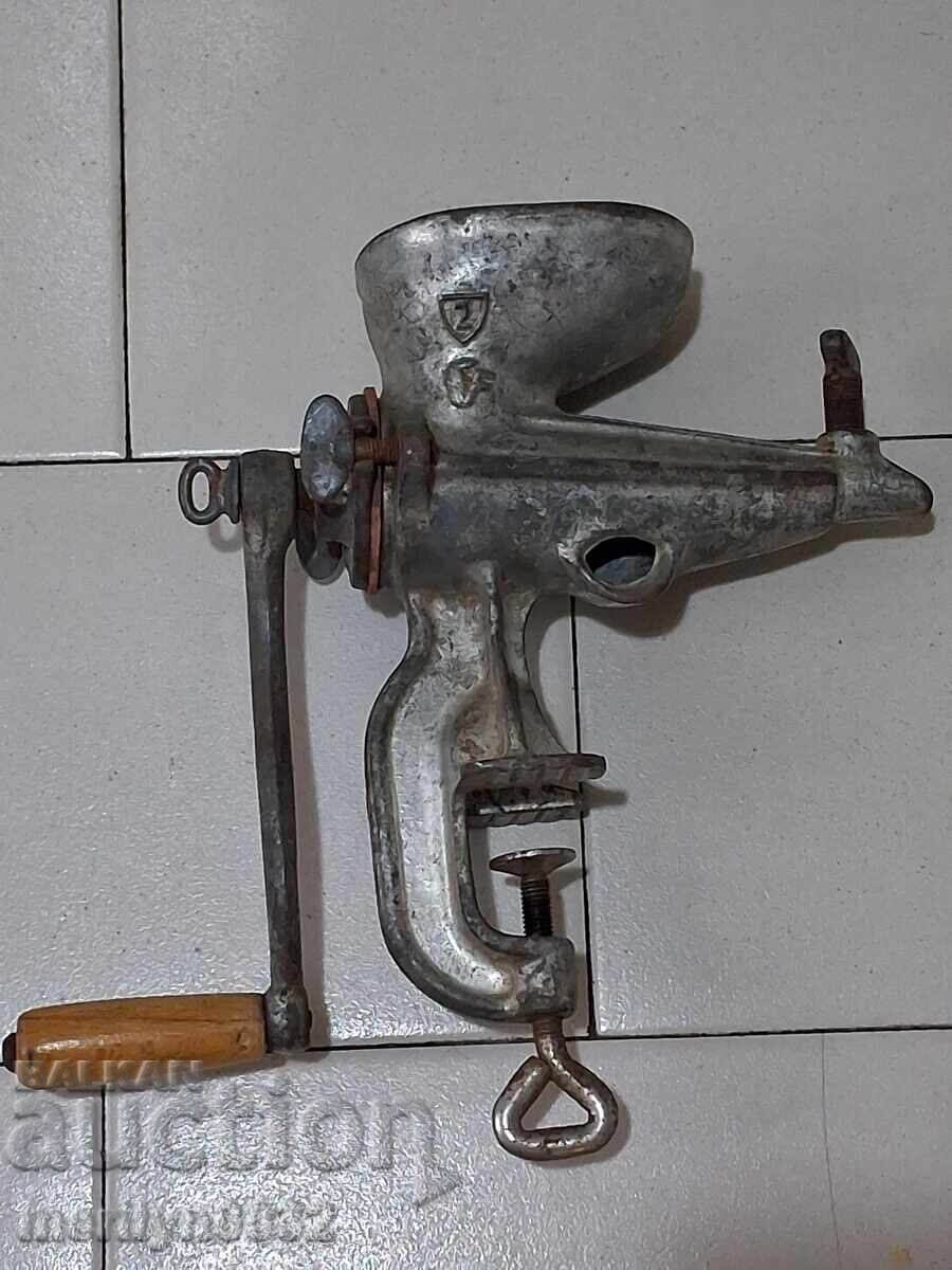 Παλιά μηχανή άλεσης φρούτων για χυμούς, μύλος