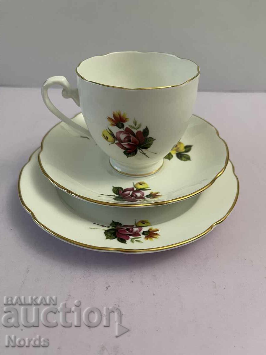 Όμορφο αγγλικό τριπλό σετ τσαγιού με τιμή 13.10 BGN | € 6.70 Όμορφο αγγλικό τριπλό σετ τσαγιού με τιμή 13.10 BGN | € 6.70