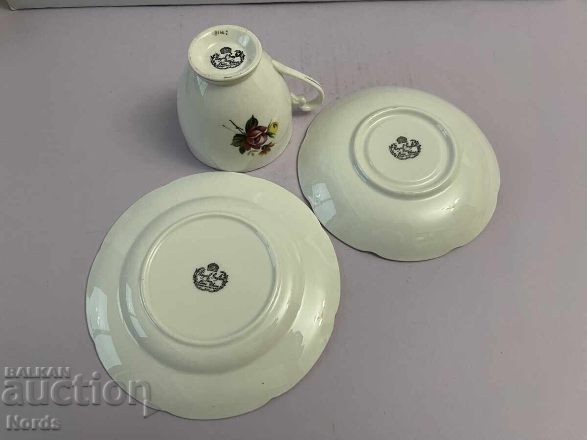 Παράδοση Όμορφο αγγλικό τριπλό σετ τσαγιού Παράδοση Όμορφο αγγλικό τριπλό σετ τσαγιού