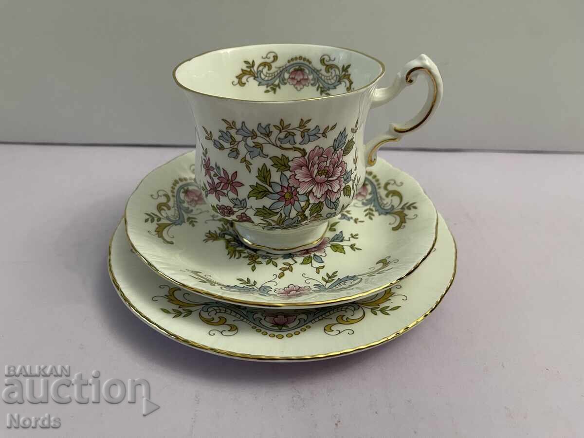 Βασιλικό σετ τριών τεμαχίων για τσάι Βασιλικό σετ τριών τεμαχίων για τσάι