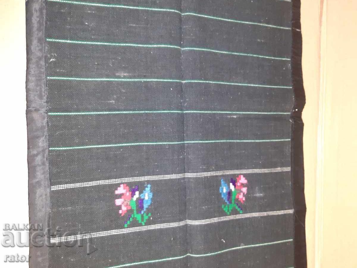 Аукцион Автентична вълнена  престилка  , носия