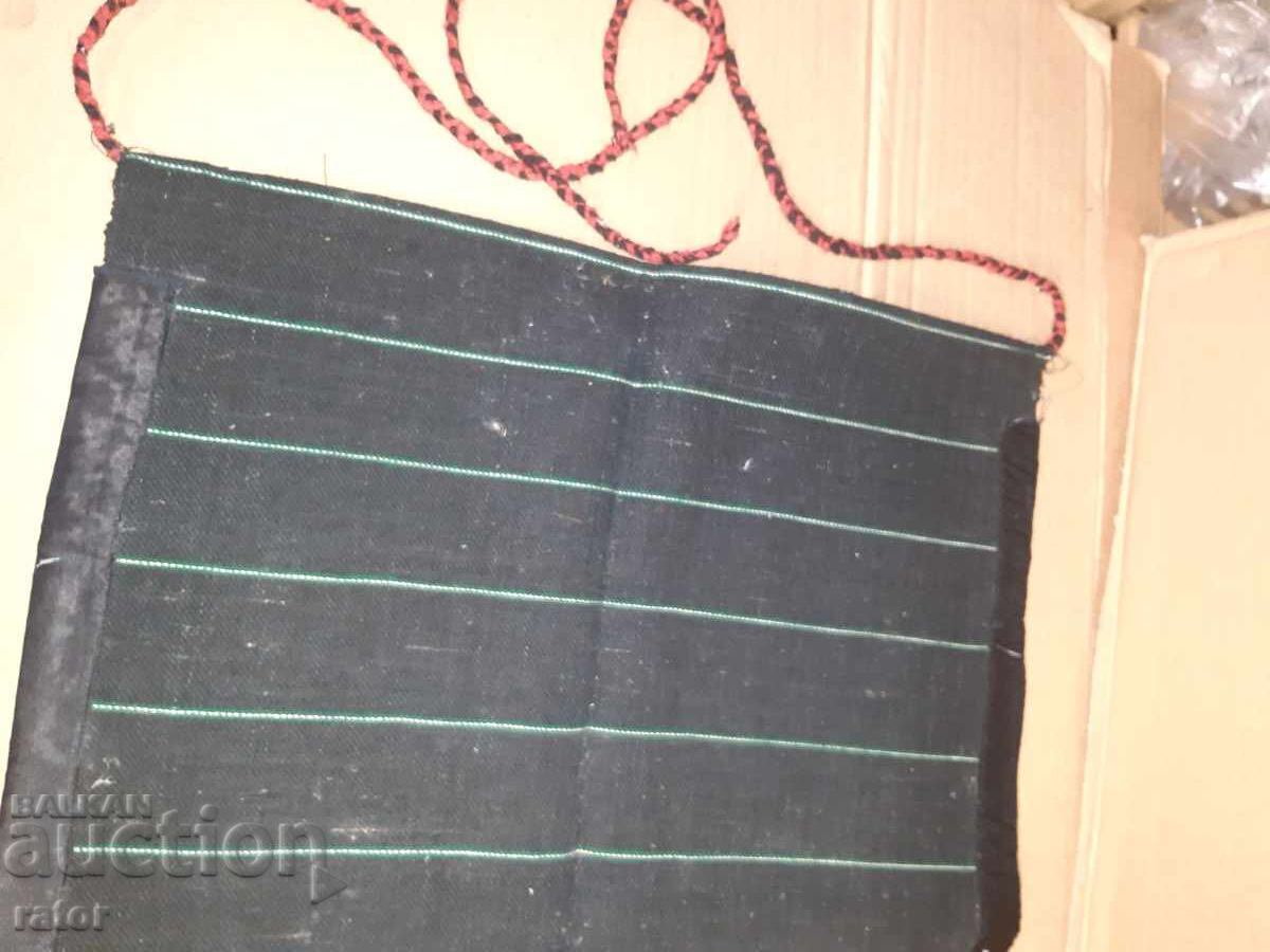 Доставка на Автентична вълнена  престилка  , носия