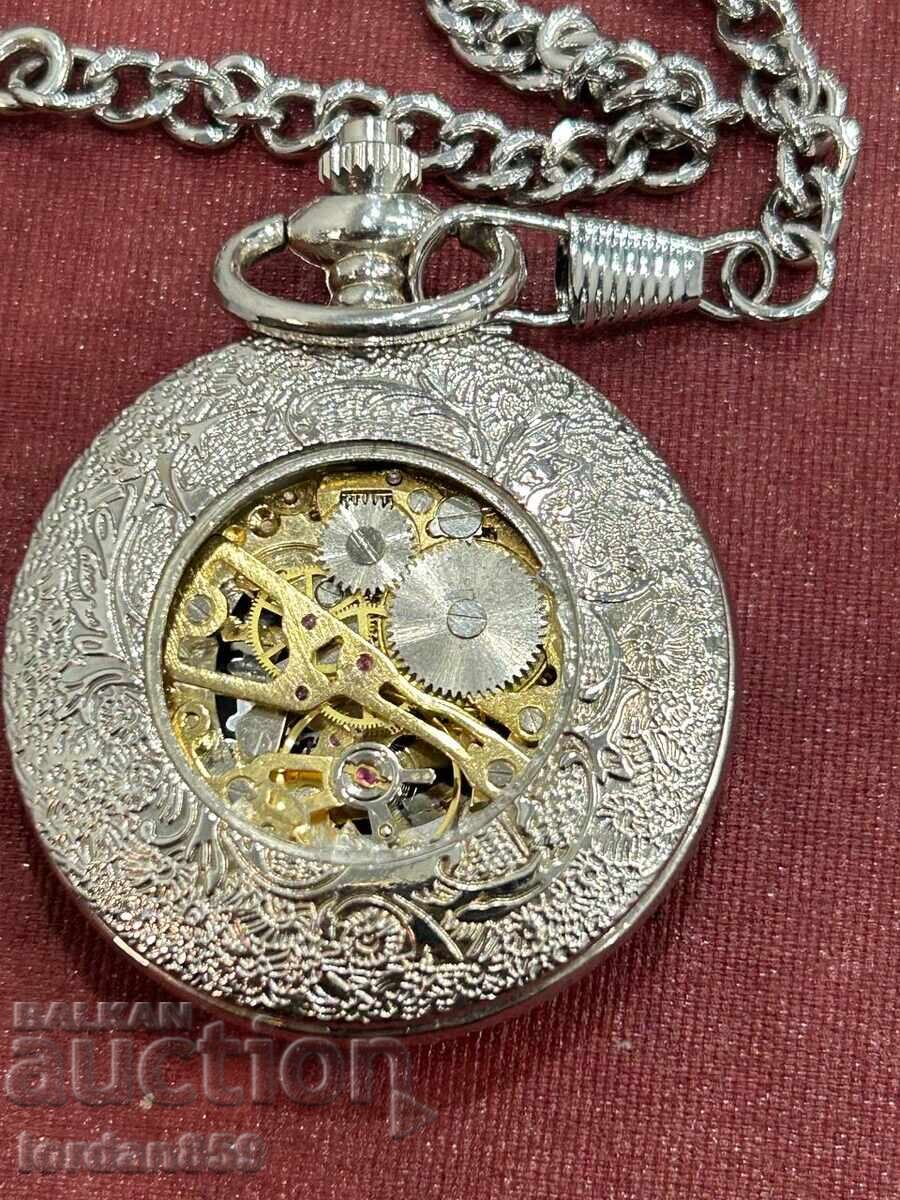 Παράδοση Το ρολόι τσέπης λειτουργεί