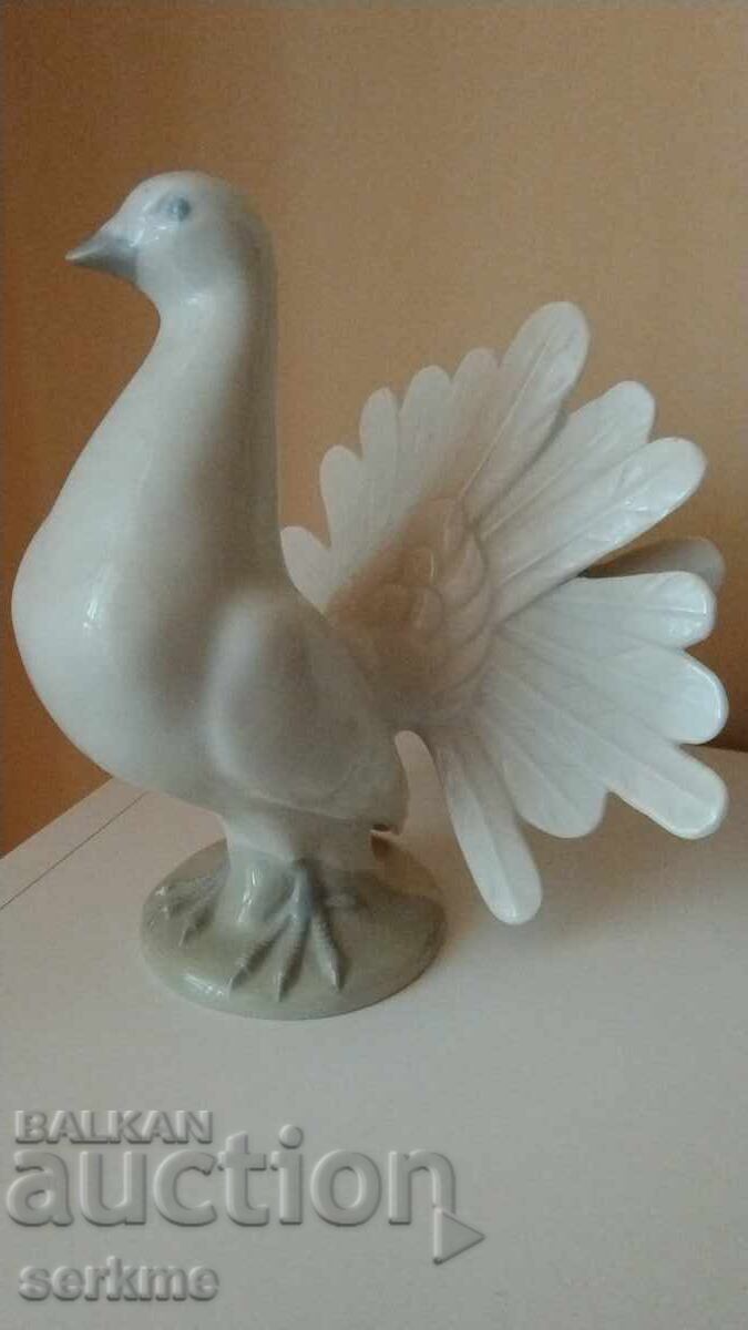 Figurină de porțelan cu preț 30.00 BGN | € 15.34 Figurină de porțelan cu preț 30.00 BGN | € 15.34