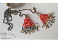 Колие с мънистени пискюли