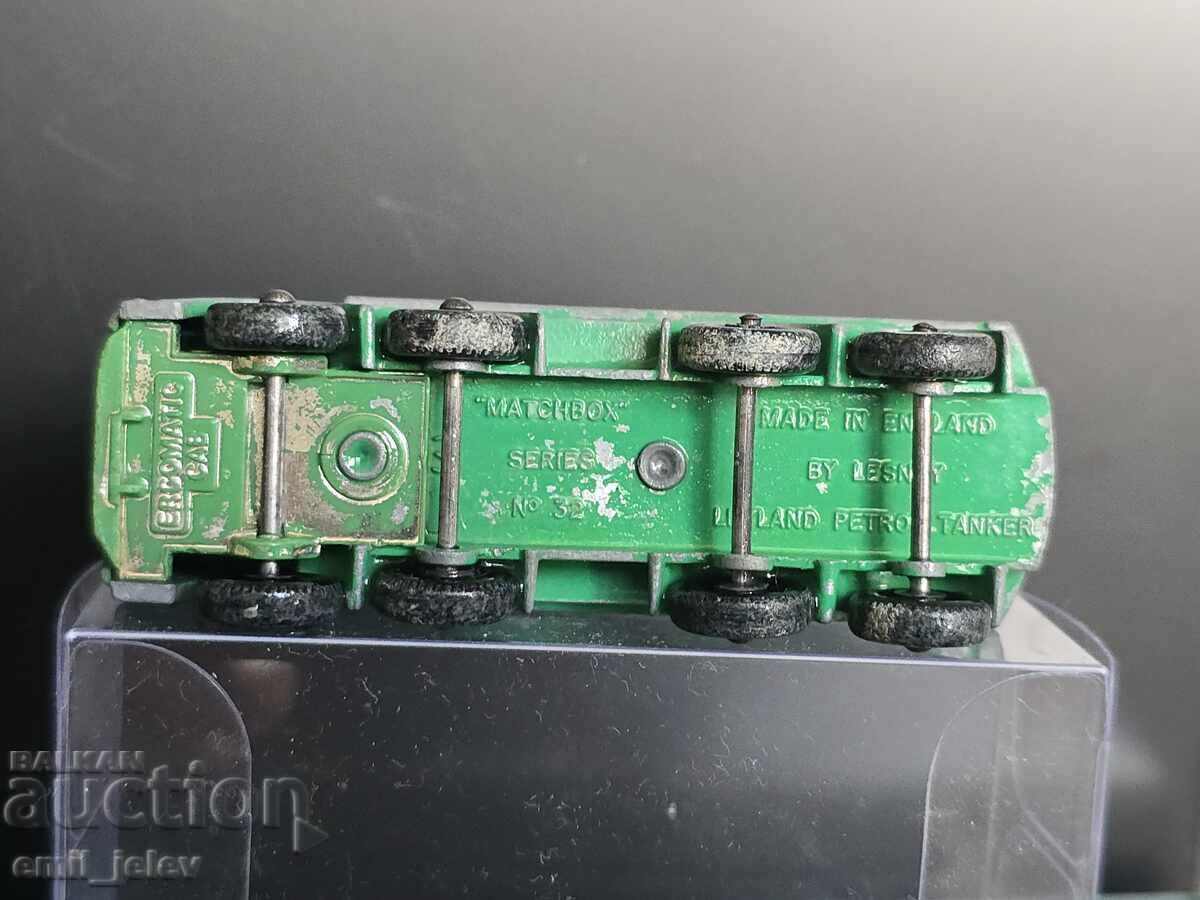 Matchbox Lesney No. 32C Leyland Petrol Tanker 1968 - 6