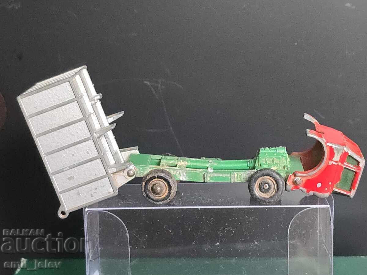 Matchbox Lesney No. 26C GMC Tipper Truck 1968 - 5
