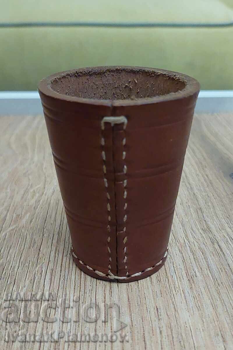 Чашка кожена за зарове за ценители