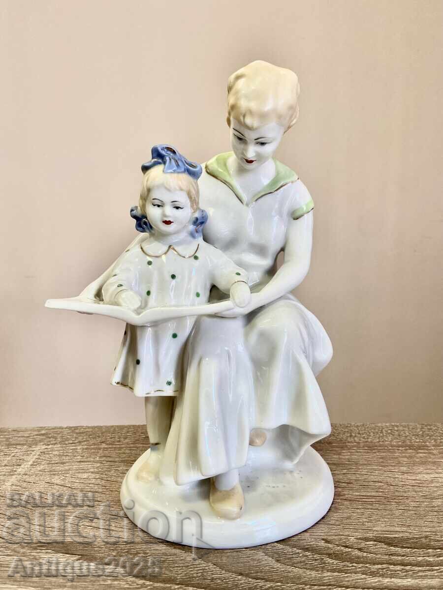 Άγαλμα «Το Πρώτο Βιβλίο» — Polonne ZHK, πορσελάνη