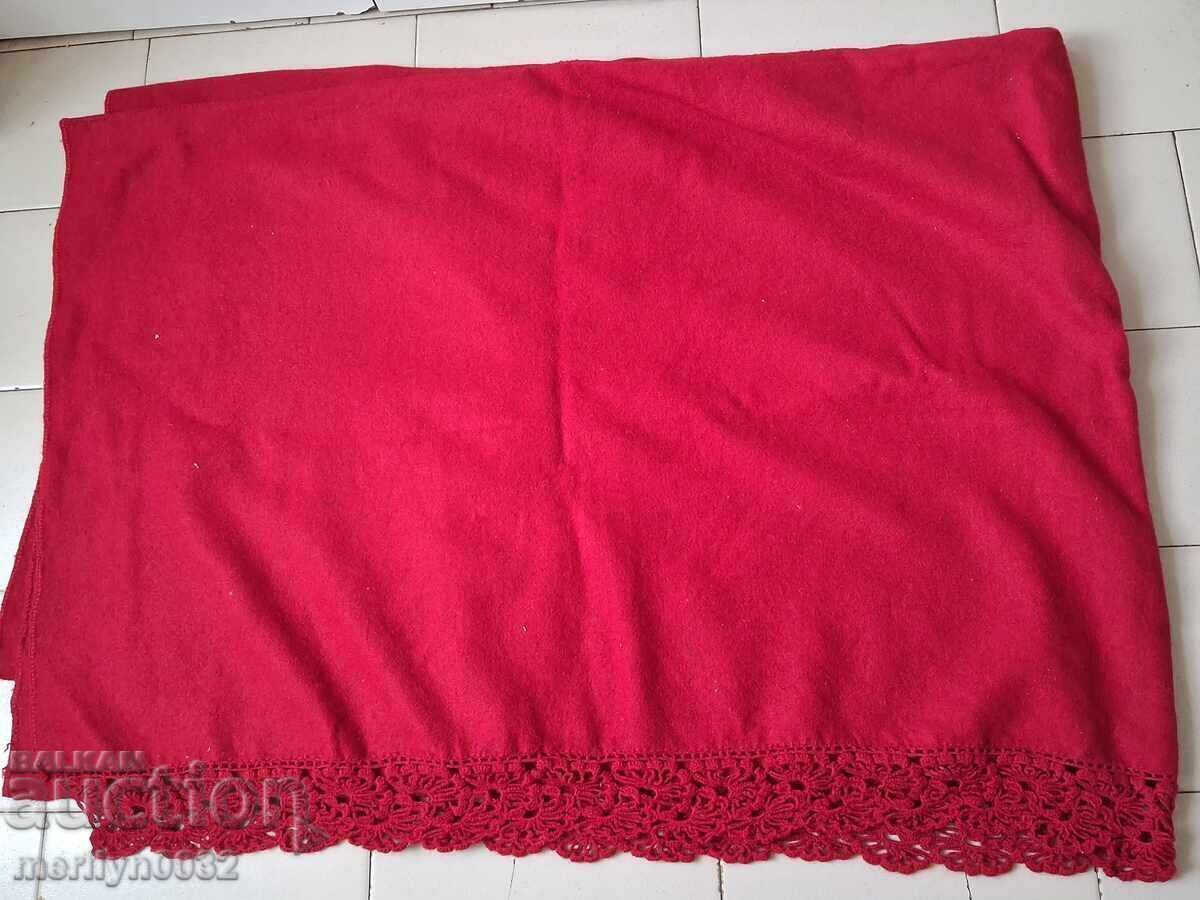 Cuvertură de pat veche din lână, postav roșu, cu dantelă cu preț 149.90 BGN | € 76.64 Cuvertură de pat veche din lână, postav roșu, cu dantelă cu preț 149.90 BGN | € 76.64