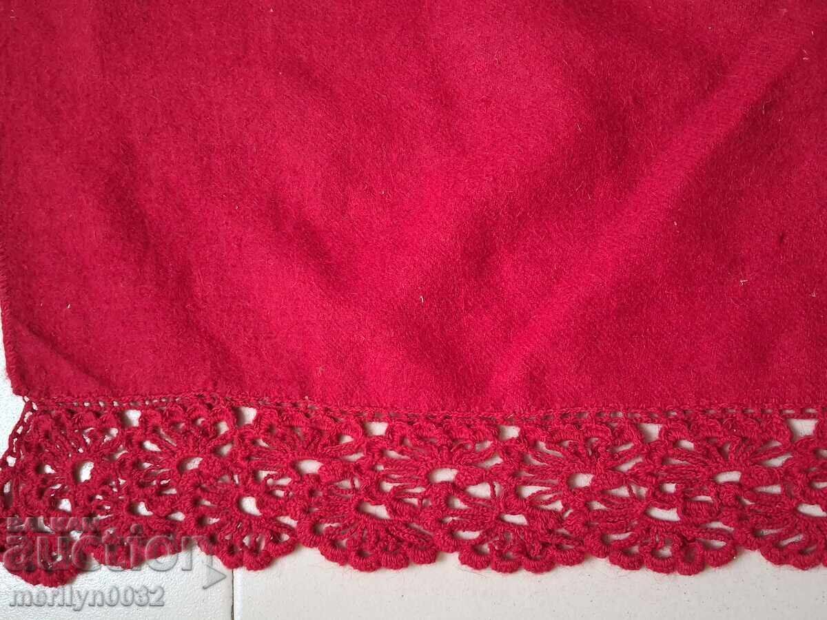 Licitație Cuvertură de pat veche din lână, postav roșu, cu dantelă Licitație Cuvertură de pat veche din lână, postav roșu, cu dantelă