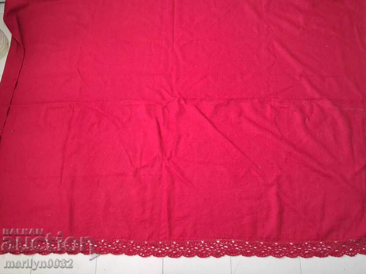 Παλιά μάλλινη κουβέρτα κρεβατιού από κόκκινο τσόχα με δαντέλα Παλιά μάλλινη κουβέρτα κρεβατιού από κόκκινο τσόχα με δαντέλα