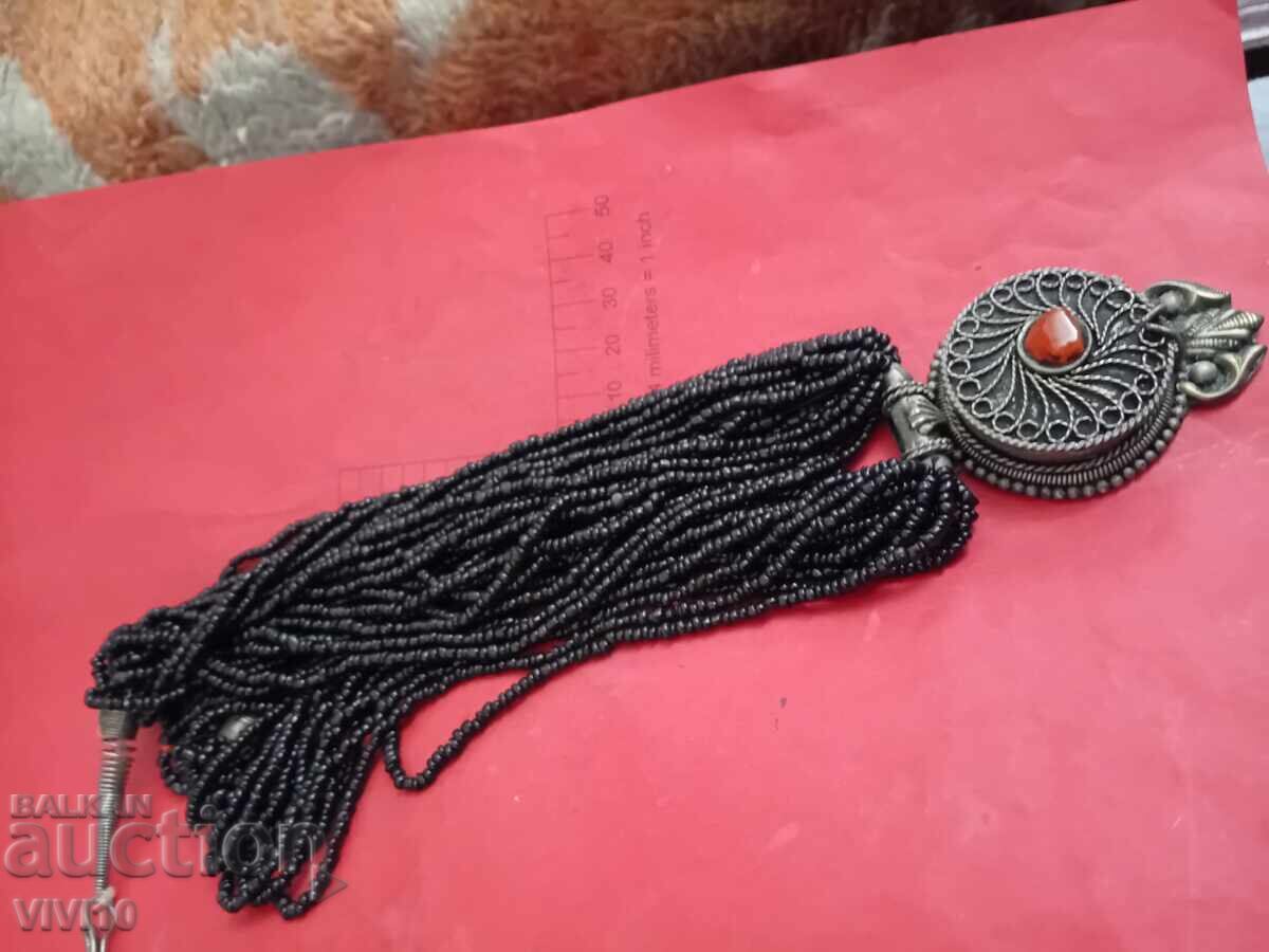 Αρχαίο κολιέ με καρνεόλιο