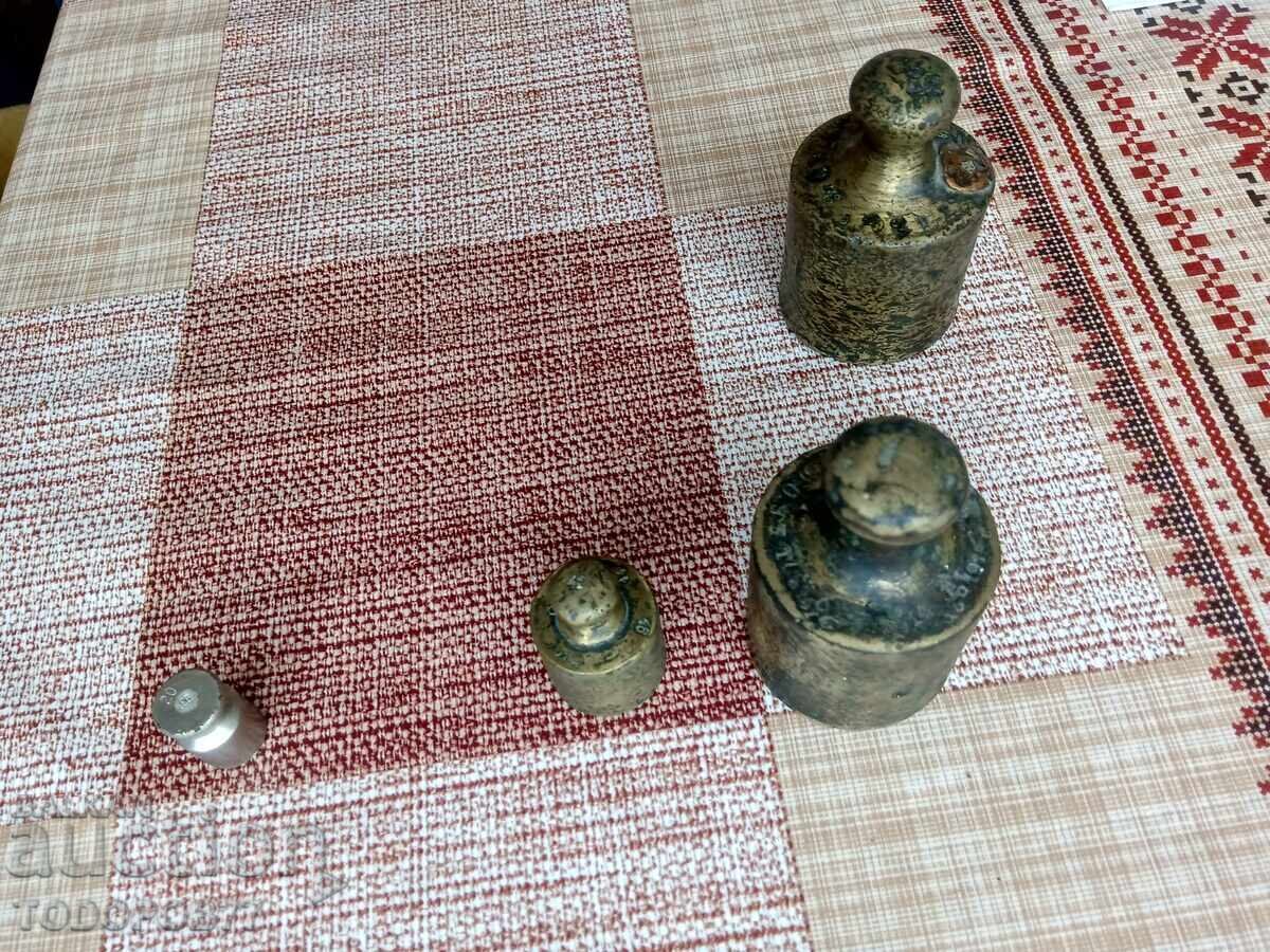 Multe greutăți vechi, pentru cântar cu preț 8.00 BGN | € 4.09 Multe greutăți vechi, pentru cântar cu preț 8.00 BGN | € 4.09