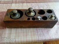 Πολλά παλιά βάρη, για ζύγι