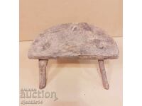 Scaun cu trei picioare din lemn