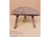 Scaun din lemn cu trei picioare