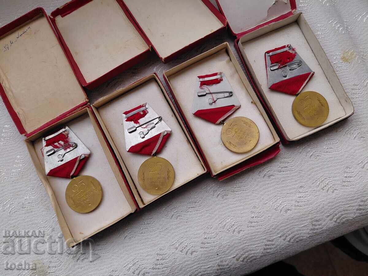 Παρτίδα παρασημοφοριών, μετάλλια, σήματα στήθους. BZC με τιμή 2.01 BGN | € 1.03 Παρτίδα παρασημοφοριών, μετάλλια, σήματα στήθους. BZC με τιμή 2.01 BGN | € 1.03