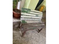 BANCĂ VECHE DE GRĂDINĂ DIN LEMN PENTRU DOI ÎNDRĂGOSTIȚI VECI