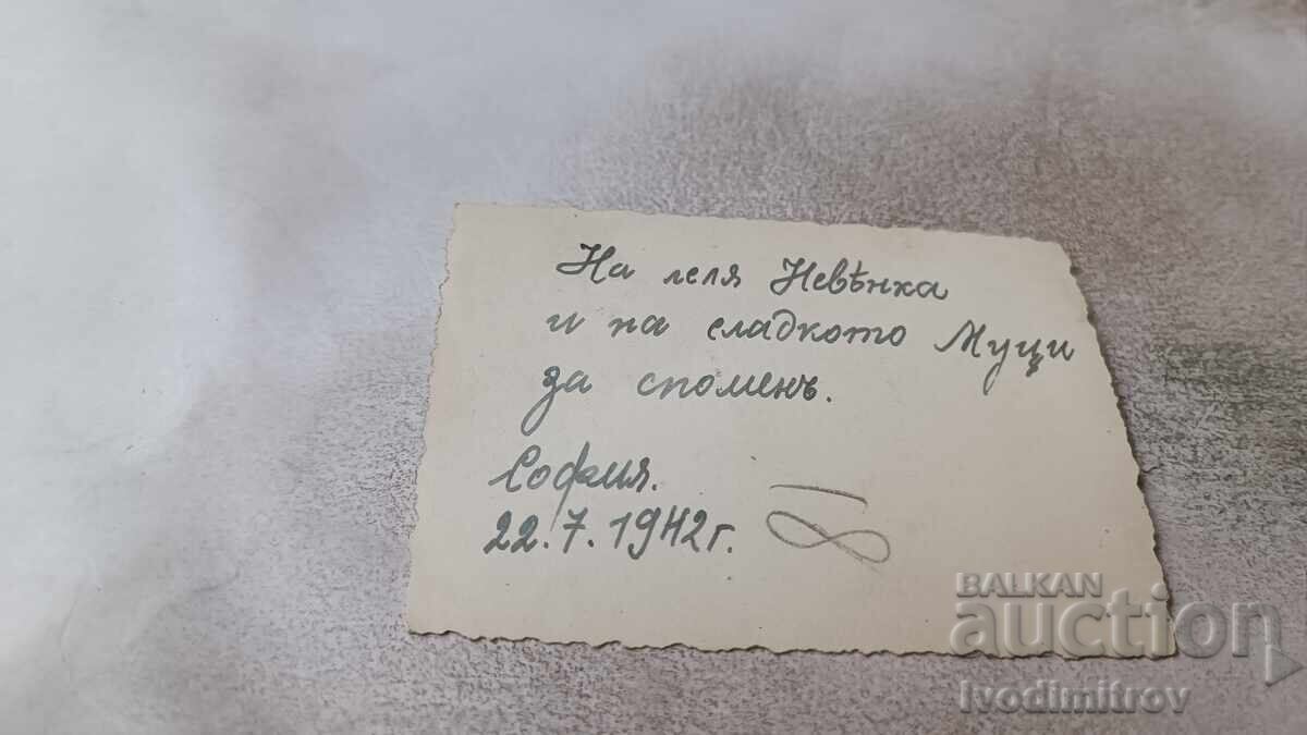 Φωτογραφία Σόφιας Νέα γυναίκα κρατάει μικρό σκυλάκι 1942 με τιμή 2.15 BGN | € 1.10