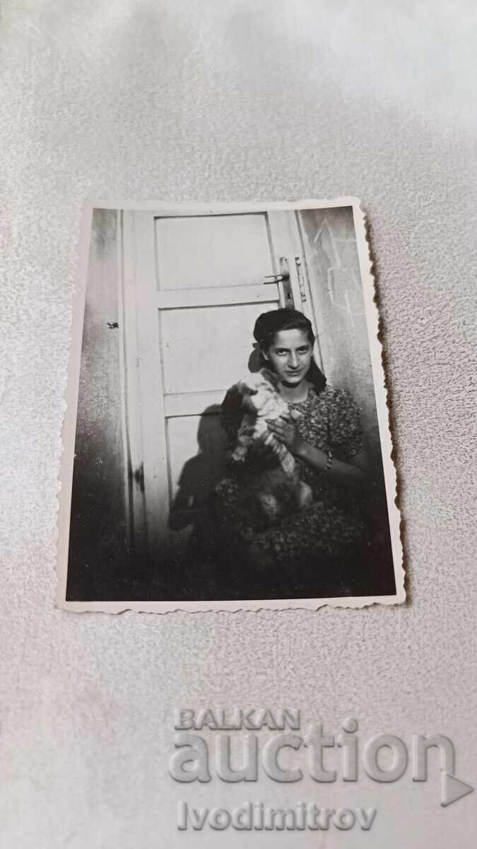 Φωτογραφία Σόφιας Νέα γυναίκα κρατάει μικρό σκυλάκι 1942