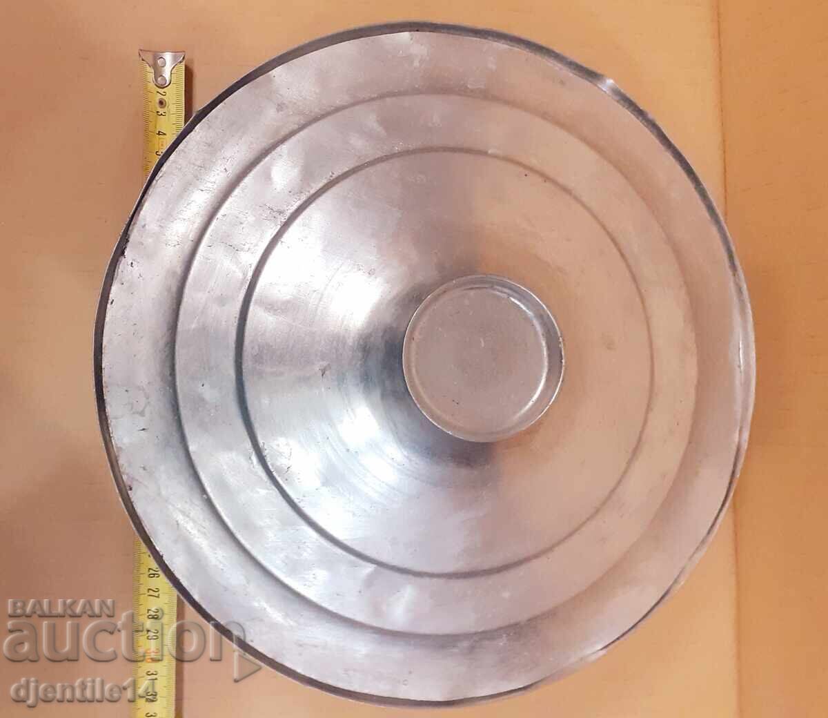 Farfurie veche mare cu capac aluminiu cu preț € 20.00 | 39.12 BGN