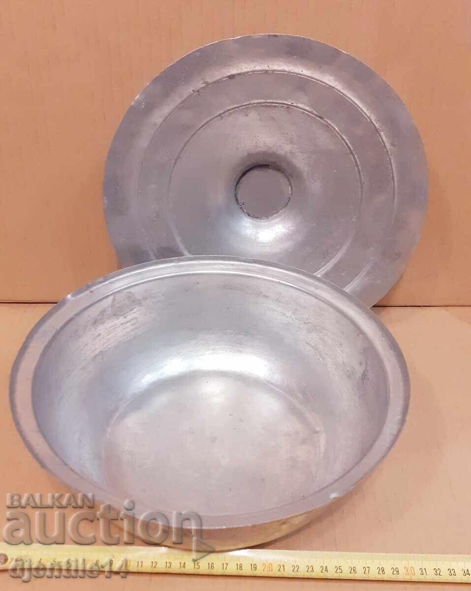 Licitație Farfurie veche mare cu capac aluminiu