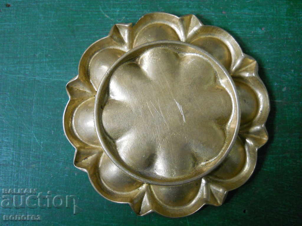 Старинна месингова чинийка с формата на цвете с цена € 7.70 | 15.06 лв.