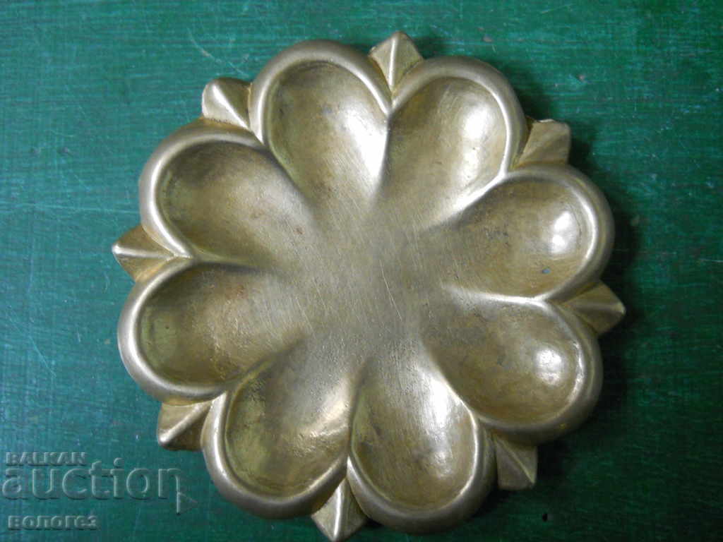 Αντίκα μπρούτζινο πιατάκι σε σχήμα λουλουδιού