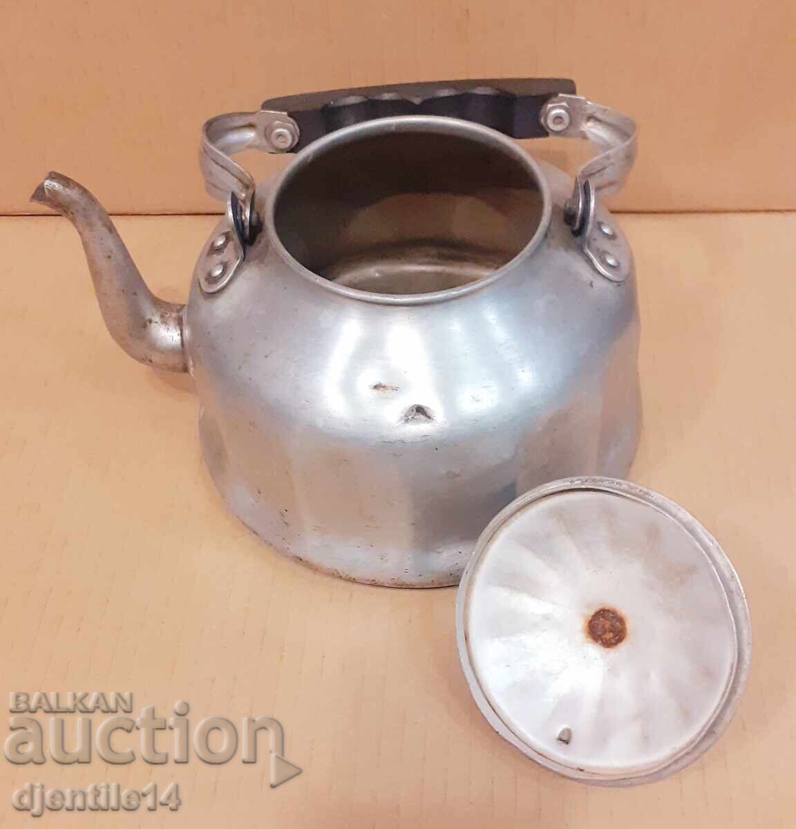 Ceainic vechi din aluminiu cu preț 70.00 BGN | € 35.79 Ceainic vechi din aluminiu cu preț 70.00 BGN | € 35.79