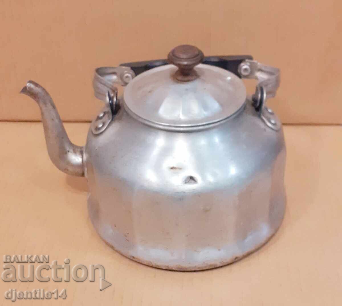Ceainic vechi din aluminiu Ceainic vechi din aluminiu