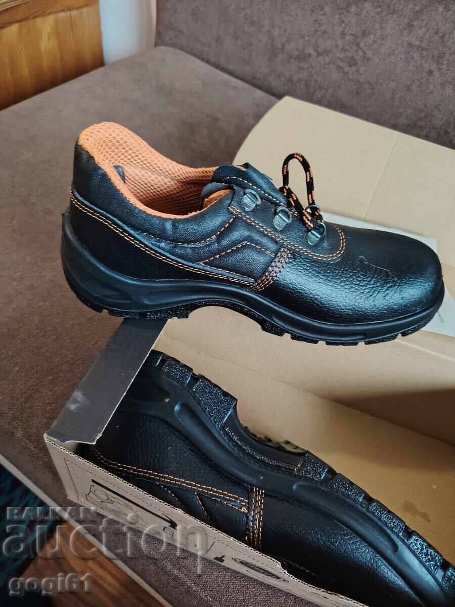 Pantofi de lucru italieni, noi, extrem de rezistenți cu preț € 12.78 | 25.00 BGN