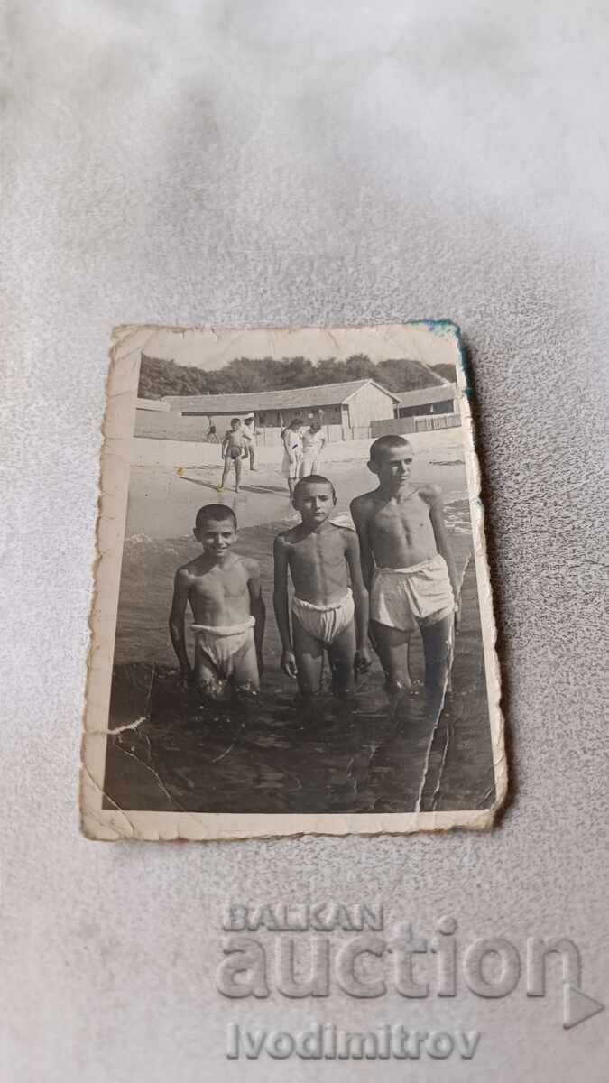 Снимка Три момчета с ретро бански на брега на морето 1951 Снимка Три момчета с ретро бански на брега на морето 1951